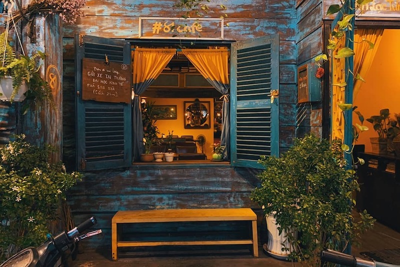 Điểm nổi bật của thiết kế quán cafe vintage kiểu bình dân là sử dụng đồ decor second-hand nhưng vẫn tinh tế