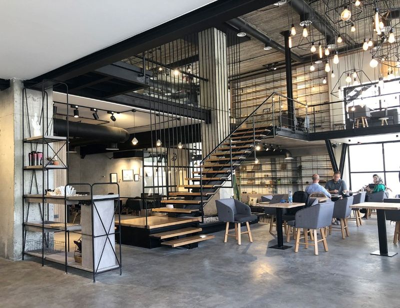Thiết kế quán cafe có gác lửng giúp tối ưu diện tích không gian và tạo dấu ấn đặc biệt với khách hàng