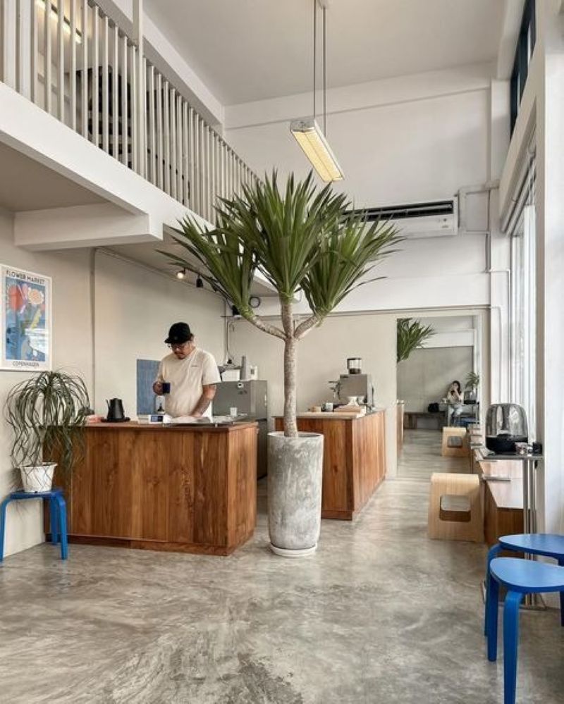 Quán cafe gác lửng thiết kế theo phong cách Bắc Âu nhưng tối giản giúp không gian trở nên thoáng đãng, thư giãn