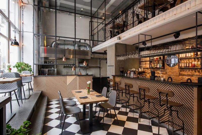 Quán cafe gác lửng mang hơi thở hoài cổ với gạch bông xanh trắng, sofa da nâu và cầu thang sắt sờn cũ