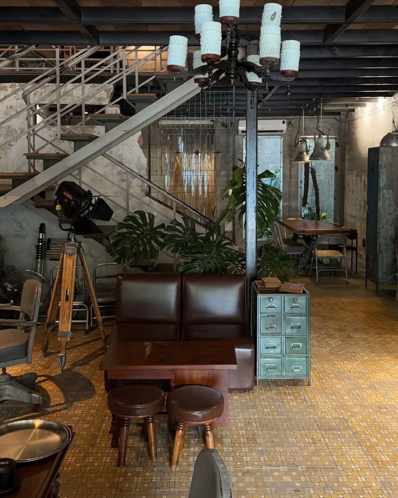 Quán cafe gác lửng phong cách vintage nổi bật với nền gạch vàng và nội thất những năm 90 