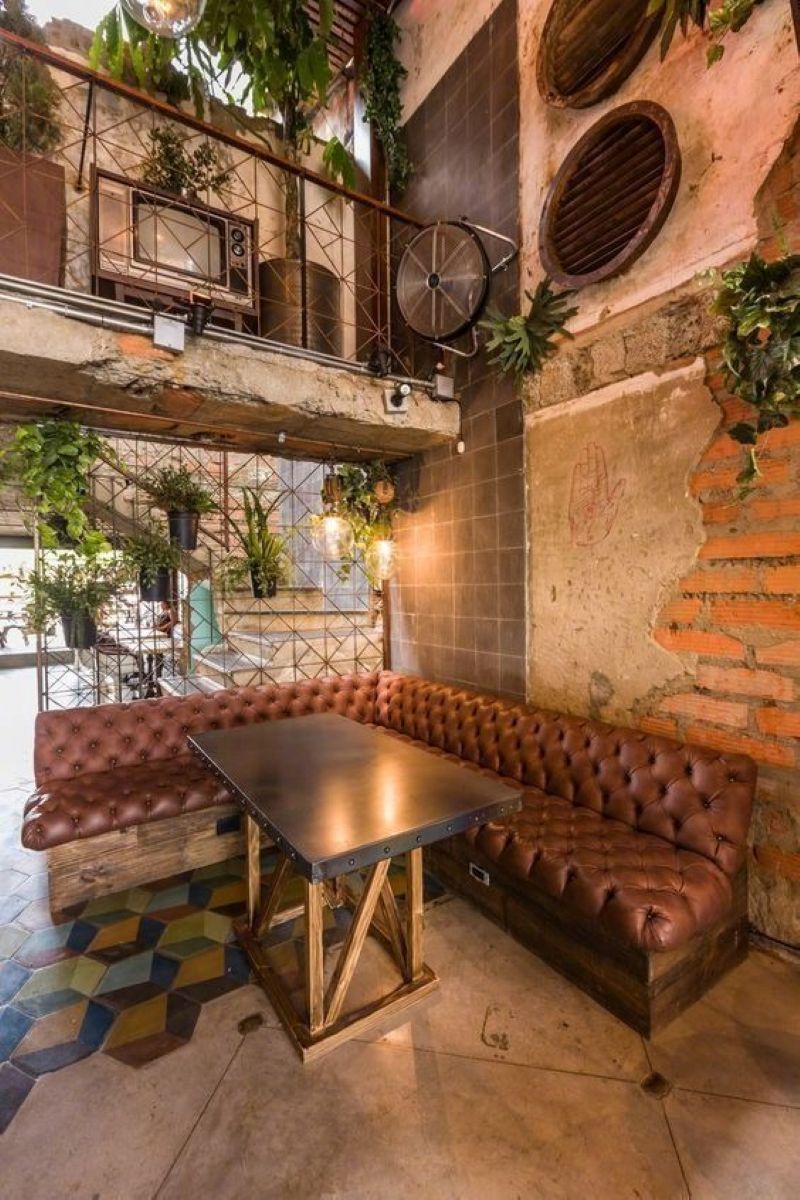 Không gian quán cafe gác lửng nổi bật với cách thiết kế gợi nhớ cảm giác hoài niệm với nền gạch hoa nhiều màu và kết cấu tường xi măng nứt