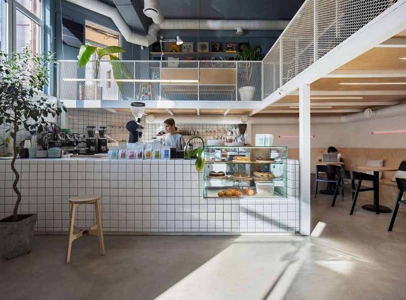 Không gian quán cafe tối giản nhờ bố trí nội thất gọn gàng và gác lửng thiết kế lưới sắt đầy sáng tạo