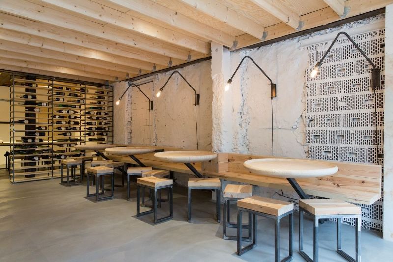 Sự kết hợp của gỗ và phong cách thiết kế tối giản mang lại trải nghiệm “minimal & cozy”, phù hợp với giới trẻ yêu thích không gian tinh gọn nhưng có chiều sâu