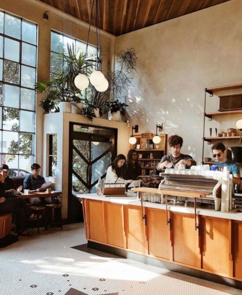 Thiết kế quán cafe hiện đại phong cách Mid-Century Modern mang lại vẻ đẹp tinh giản, thanh lịch với sự hòa quyện giữa nét hoài cổ và tinh thần đương đại