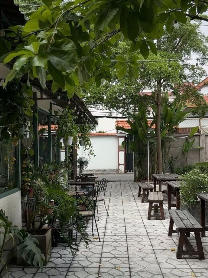 Không gian bên trong và bên ngoài không tách biệt, mà liên kết hài hòa như một khu resort thu nhỏ giữa lòng thành phố