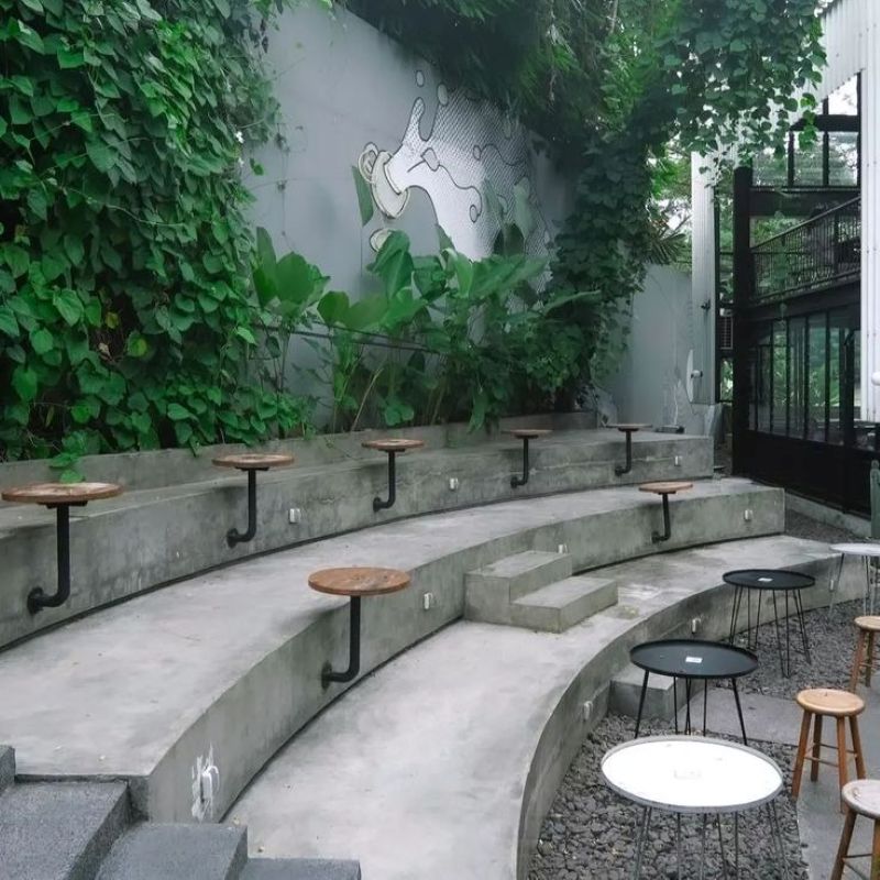 Các loại cây như trầu bà, monstera, dương xỉ, cọ cảnh, chuối cảnh, lưỡi hổ thường được chọn để tạo mảng xanh tươi mát và gợi cảm giác “resort” ngay giữa thành phố