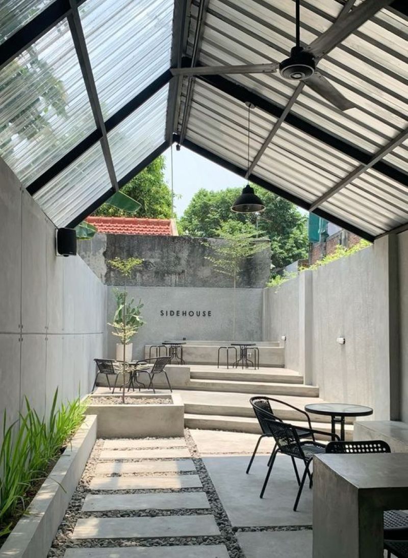 Bàn ghế được chọn lựa với thiết kế đơn giản, chất liệu gỗ sáng màu, kim loại hoặc nhựa trong suốt để giảm sự nặng nề