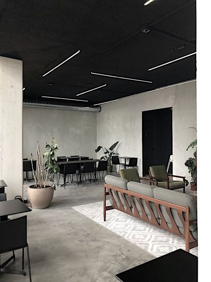 Sàn bê tông mài hoặc gạch terrazzo màu trung tính thường được ưa chuộng vì vừa hiện đại vừa bền bỉ