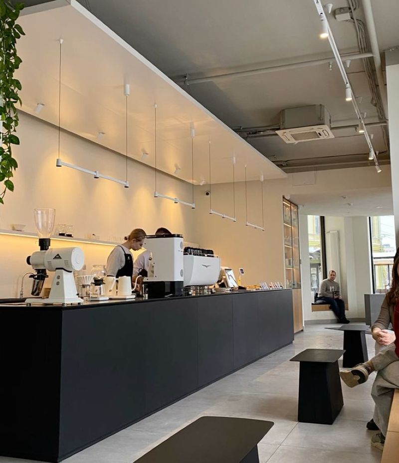 Quầy bar được thiết kế thẳng, phẳng và liền mạch, giúp tối ưu không gian thao tác và giữ sự tinh giản trong tổng thể