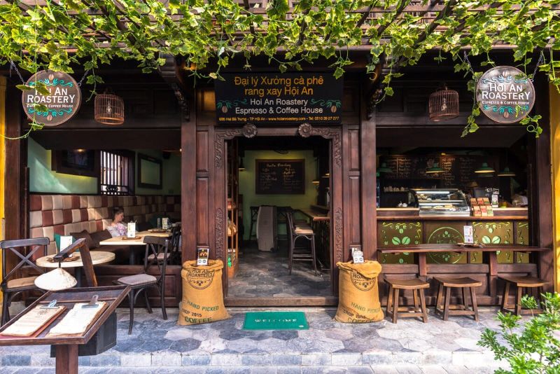 Quán cafe Hội An – nơi mỗi góc nhỏ đều lưu giữ hồn phố cổ, đèn lồng rực rỡ và hương cà phê thơm nồng, đưa bạn trở về một Hội An hoài niệm 