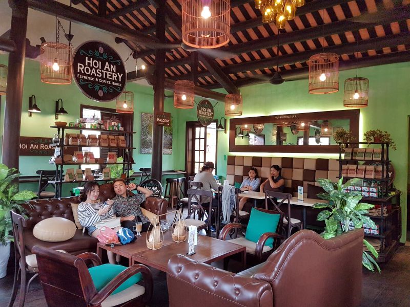 Quán cafe phong cách Hội An mang tone màu trầm ấm, nổi bật với sofa cổ điển lớn tạo không gian hoài niệm