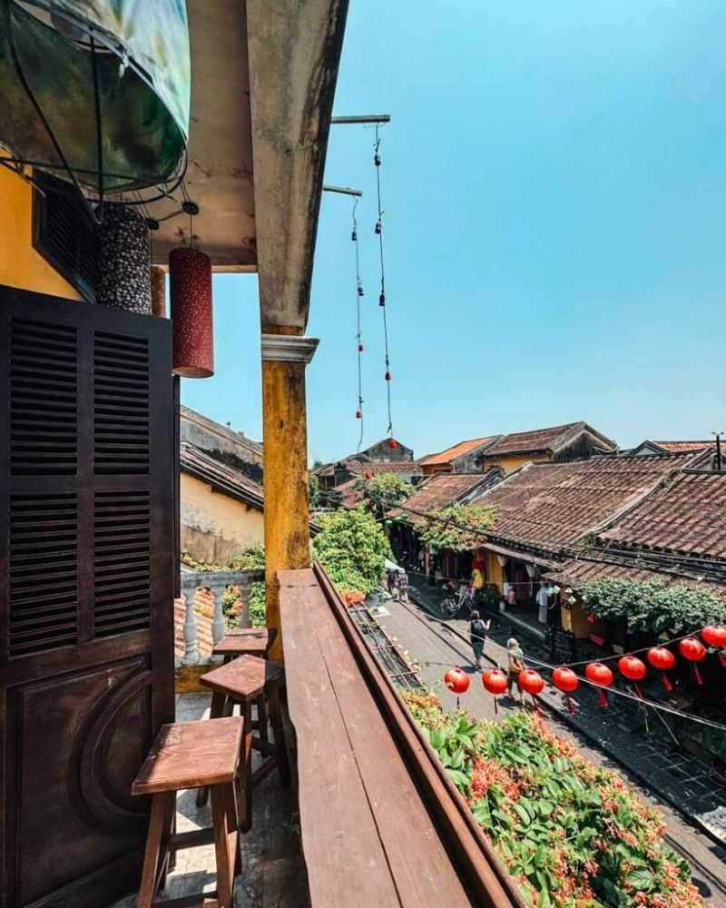 Quán cafe phong cách Hội An dạng rooftop mang đến tầm nhìn phố cổ rực rỡ, kết hợp đèn lồng lung linh và không gian hoài niệm đầy lãng mạn