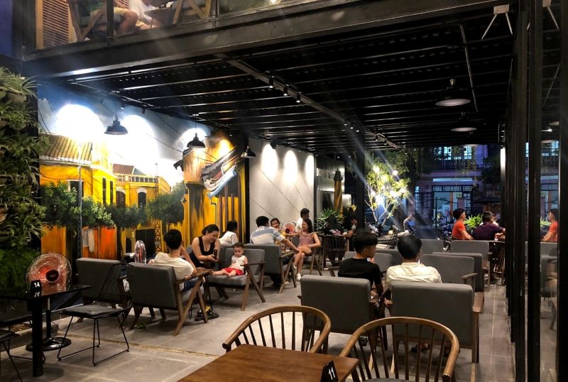 Quán cafe phong cách Hội An nổi bật với bức vẽ Chùa Cầu cổ kính, tạo điểm nhấn hoài niệm gắn liền nét đẹp di sản phố cổ