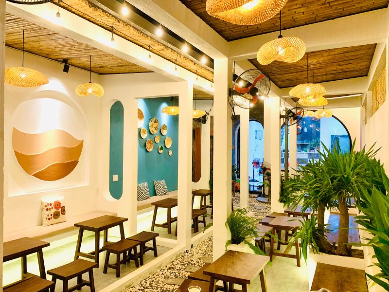 Quán cafe phong cách Hội An pha lẫn nét hiện đại để vừa giữ hồn phố cổ, vừa tạo sự tiện nghi và trải nghiệm mới mẻ, đáp ứng thị hiếu du khách trẻ lẫn khách quốc tế