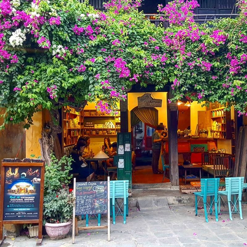 Tư duy thiết kế quán cafe Hội An tập trung vào việc kết hợp bản sắc văn hóa phố cổ, trải nghiệm khách hàng và tối ưu không gian 