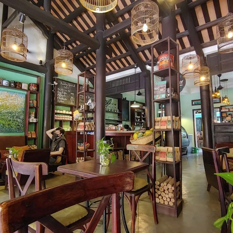 Quán cafe phong cách Hội An mang nét đẹp Đông Dương kết hợp với bán cafe đặc sản vừa giữ trọn hồn phố cổ, vừa nâng tầm trải nghiệm thưởng thức, thu hút khách du lịch lẫn người yêu cà phê