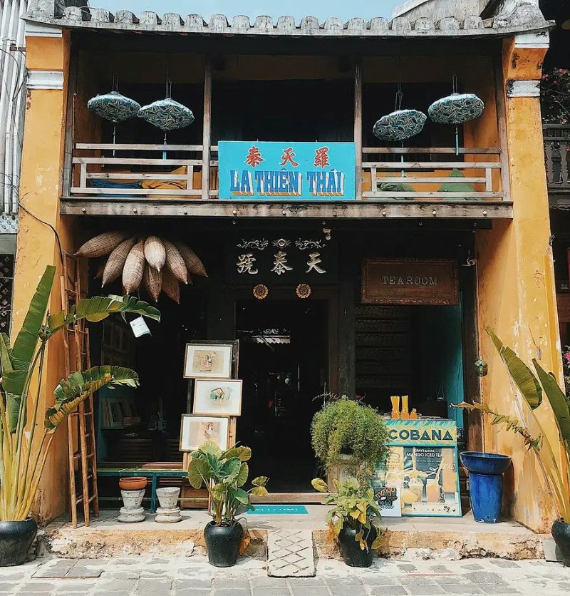 Quán cafe phong cách Hội An kiểu trưng bày tranh được ưa chuộng vì vừa tạo không gian thưởng thức nghệ thuật hoài cổ, vừa giúp chủ quán tăng thêm giá trị kinh doanh qua việc bán tranh