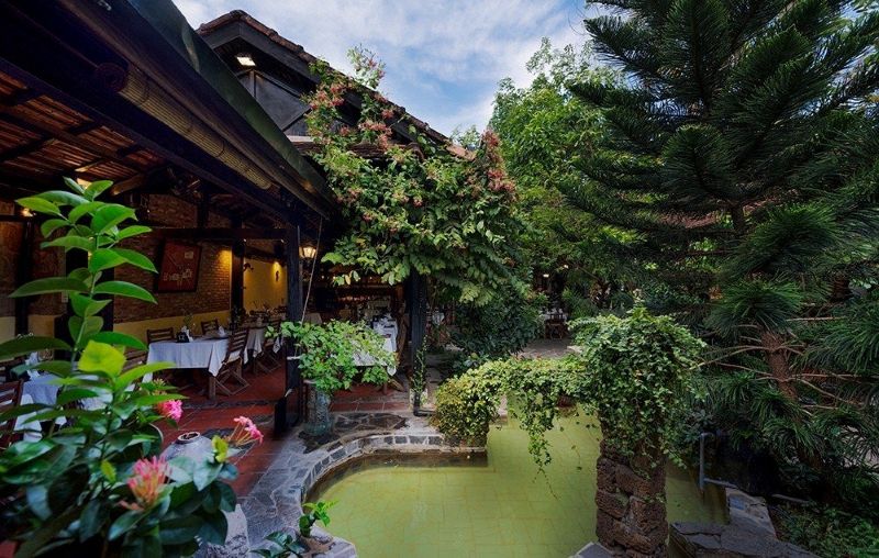 Quán cafe phong cách Hội An thường kết hợp sân vườn và không gian ngoài trời để tái hiện vẻ gần gũi của phố cổ, tận dụng ánh sáng tự nhiên, gió trời,