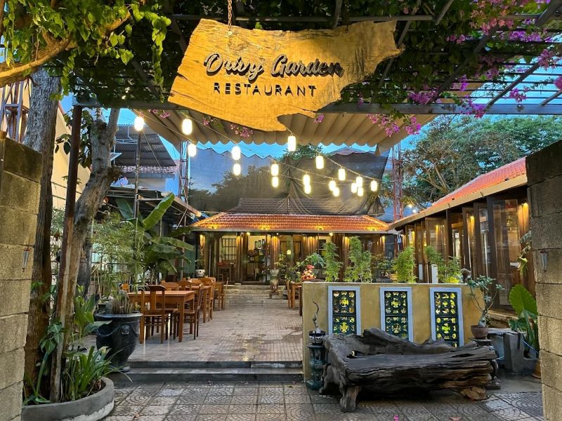 Quán cafe phong cách Hội An tại nhà cổ có sân vườn giúp giữ hồn phố cổ, tạo không gian thoáng đãng, gần gũi thiên nhiên, thu hút khách tìm sự hoài niệm