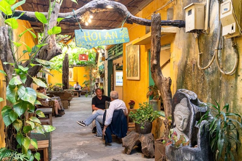 Thiết kế quán cafe Hội An thường sử dụng gỗ mộc, mái ngói cũ, tạo cảm giác hoài niệm thân thuộc