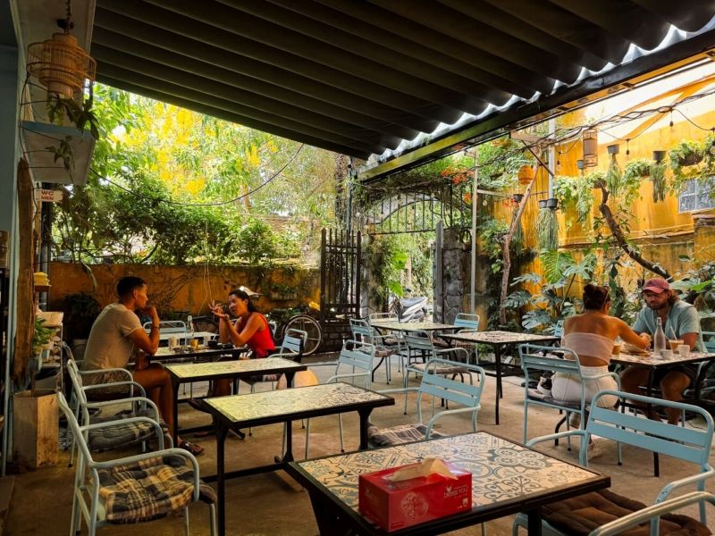 Quán cafe Hội An mang hơi thở văn hóa truyền thống, tạo điểm nhấn khác biệt cho trải nghiệm du khách