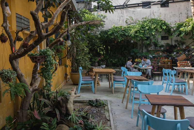 Quán cafe Hội An thường có sân vườn thoáng đãng, mang đến không gian thư giãn gần gũi thiên nhiên