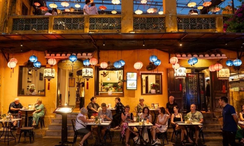 Ánh sáng ở quán cafe Hội An thường sử dụng đèn lồng, ánh vàng ấm áp tạo không gian hoài cổ, còn trang trí nghệ thuật chú trọng gốm sứ, tranh treo, đồ mộc,... 