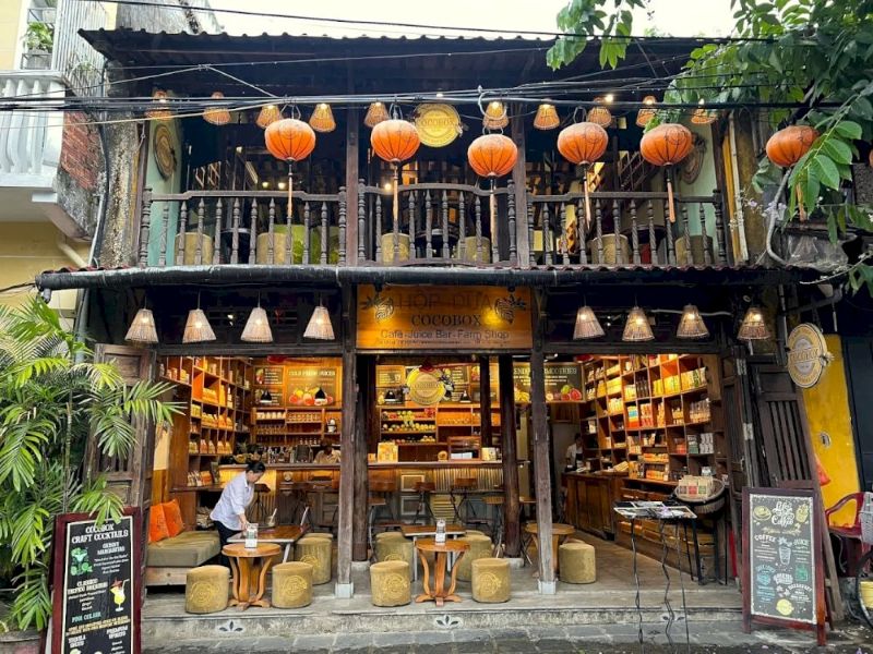 Bàn ghế và nội thất quán cafe Hội An thường dùng gỗ mộc, tre, nứa, mây kết hợp họa tiết cổ điển, đèn lồng, gạch bông để tạo không gian hoài niệm, gần gũi và đậm chất phố cổ. 