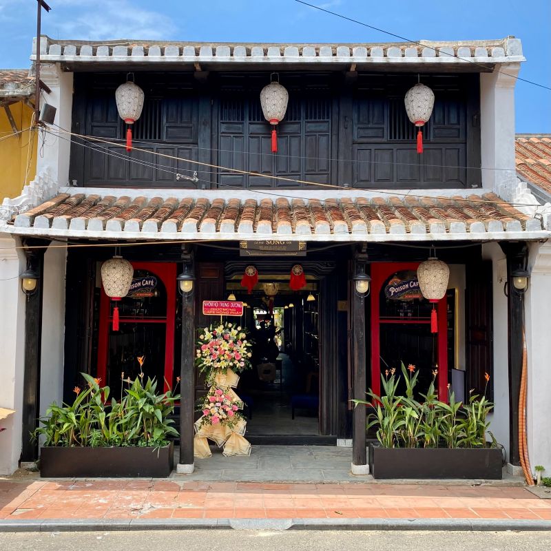 Sự kết hợp giữa truyền thống và hiện đại trong quán cafe Hội An thể hiện ở kiến trúc, màu sắc, đèn lồng cổ hòa cùng nội thất tiện nghi, ánh sáng và công năng hiện đại 