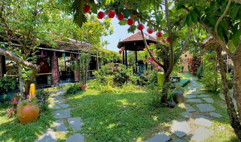 Quán cafe sân vườn phong cách Hội An mang vẻ mộc mạc, đèn lồng rực rỡ, cây xanh bao quanh tạo cảm giác hoài niệm 