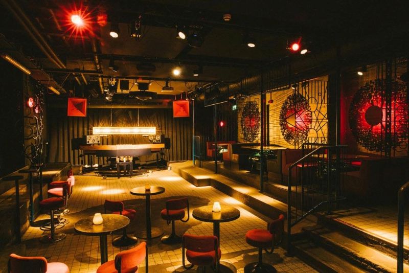 Mô hình quán cà phê karaoke mang đến một trải nghiệm giải trí độc đáo, kết hợp giữa thưởng thức đồ uống và âm nhạc, với không gian được thiết kế ấn tượng, từ phong cách tân cổ điển, retro cho đến hiện đại