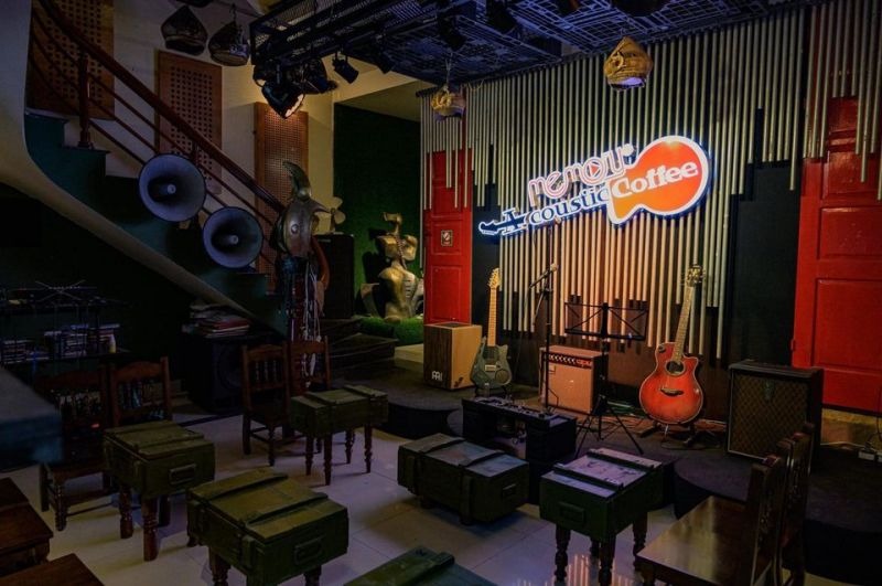 Quán được thiết kế đặc biệt với không gian sân khấu acoustic nổi bật, bàn ghế được sắp xếp hợp lý, tạo nên một không gian gần gũi, phù hợp cho những đêm nhạc sống và các buổi karaoke thân mật