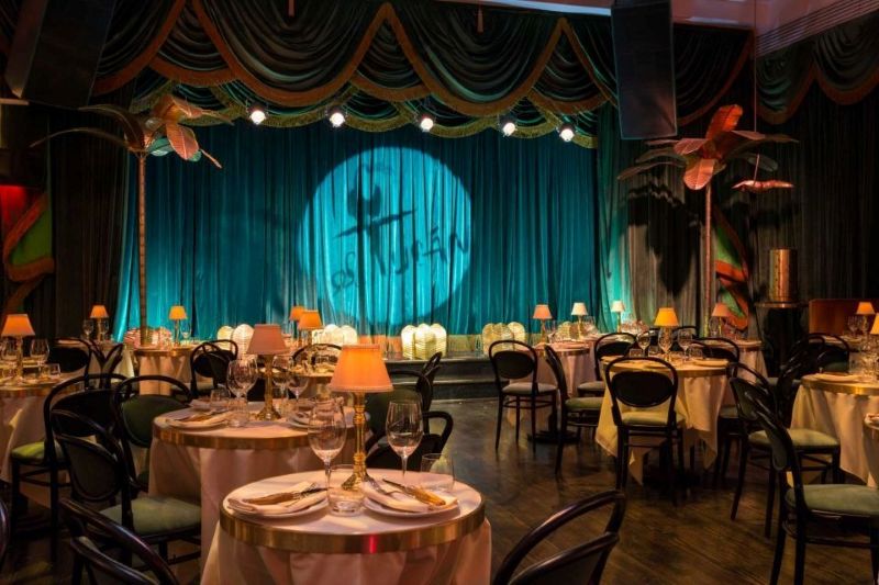 Quán cà phê được thiết kế với không gian rộng rãi, tận dụng tối đa mặt bằng tạo cảm giác thoải mái và là điểm cộng lớn về vị trí thuận lợi, dễ dàng tiếp cận