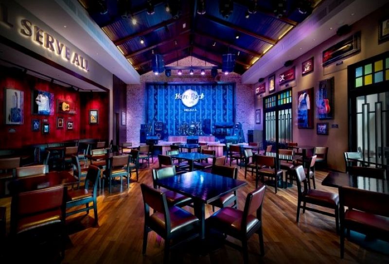 Quán cà phê karaoke gây ấn tượng mạnh với thiết kế mạnh mẽ, sân khấu lớn được trang bị đầy đủ âm thanh, ánh sáng, tạo không gian giải trí sôi động, độc đáo