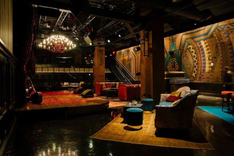 Không gian được thiết kế độc đáo, kết hợp ánh sáng nghệ thuật và sân khấu nổi bật cùng với nội thất ấm cúng, tạo nên một không gian đầy cá tính và cuốn hút