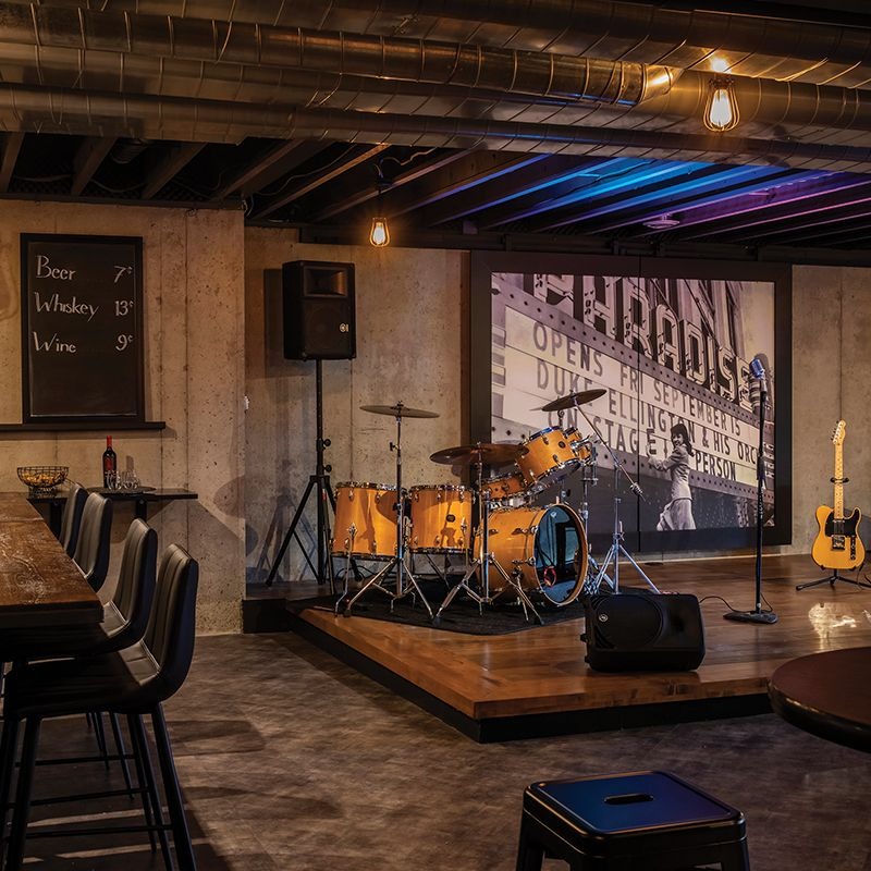 Thiết kế quán cà phê karaoke với không gian được tối ưu hóa với nhiều khu vực ngồi đa dạng, tạo sự thoải mái và phù hợp cho các buổi trò chuyện, thư giãn