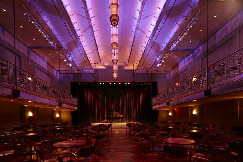 Không gian quán cà phê karaoke được thiết kế sân khấu nổi bật, cùng hệ thống đèn chiếu sáng ấn tượng tạo nên một tổng thể đẹp mắt và lý tưởng cho những đêm ca hát