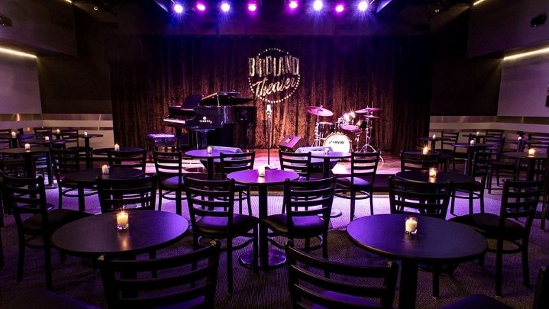 Thiết kế quán cafe karaoke tạo ra một không gian ấm cúng, bí ẩn, rất phù hợp cho những buổi biểu diễn nhạc sống 