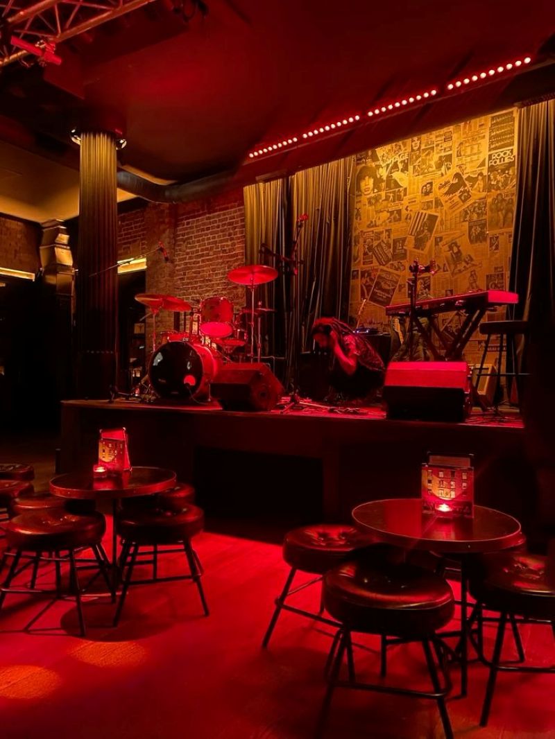 Quán cà phê karaoke nổi bật với sân khấu trung tâm được trang bị đầy đủ nhạc cụ và hệ thống âm thanh, ánh sáng hiện đại mang lại cảm giác phóng khoáng và mạnh mẽ