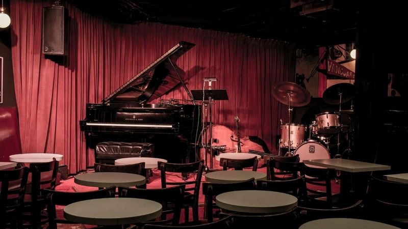 Quán cà phê được thiết kế với không gian ấm cúng, sang trọng cùng ánh sáng dịu nhẹ tạo cảm giác thư giãn và lãng mạn