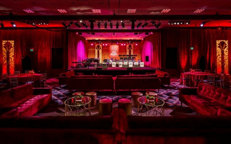 Dù khách hàng có sử dụng dịch vụ cafe karaoke VIP hay dịch vụ thường thì phong cách phục vụ của nhân viên vẫn phải đảm bảo đồng bộ, tạo sự hài lòng cho khách hàng