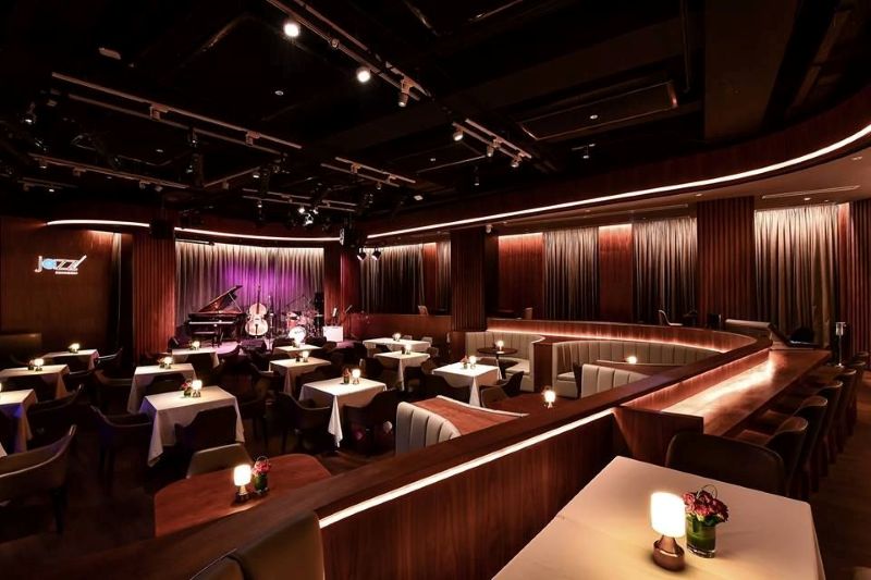 Quán cà phê karaoke mang phong cách hiện đại với không gian rộng rãi, ánh sáng dịu kết hợp cùng sân khấu được trang bị nhạc cụ chuyên nghiệp tạo cảm giác trẻ trung, năng động