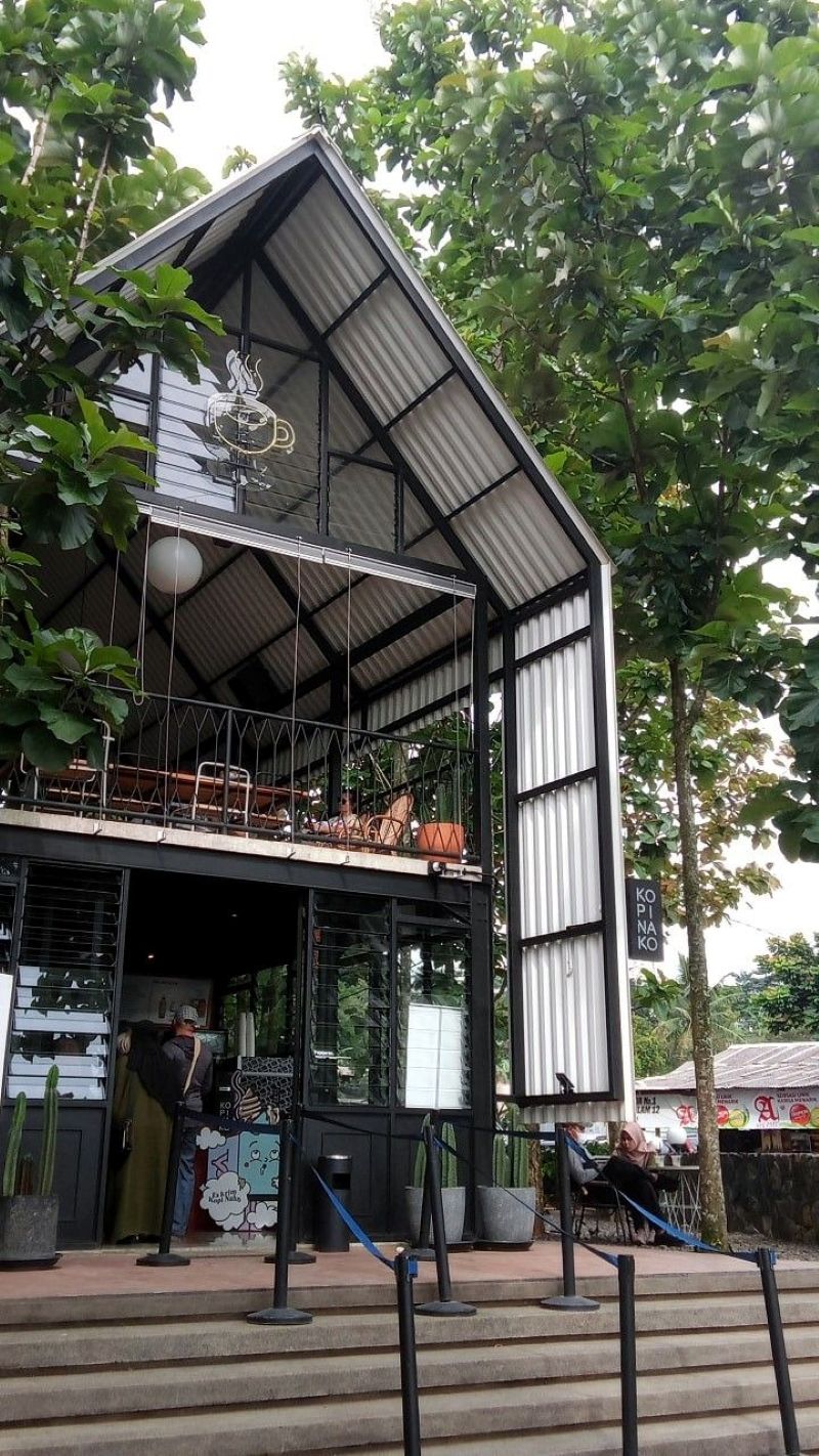 Thiết kế quán cafe khung thép 2 tầng kết hợp phong cách Industrial hiện đại, làm lộ khung thép đẹp mắt và cá tính 