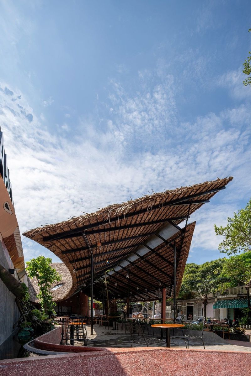 Thiết kế quán cafe khung thép mái độc đáo tạo điểm nhấn ngay từ mặt tiền nhờ hình dáng mái khác lạ và sáng tạo 