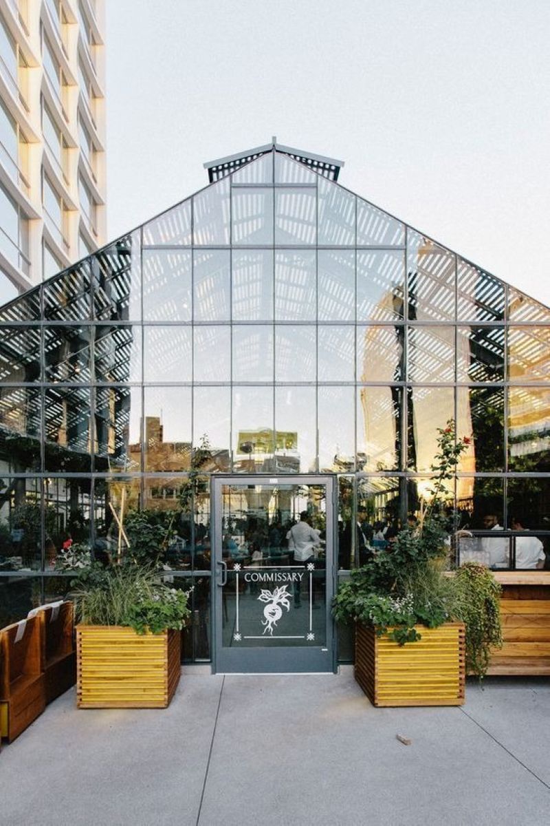 ​​Thiết kế quán cafe khung thép tiền chế & kính giúp khách hàng kết nối với không gian xung quanh, mang lại trải nghiệm mở và gần gũi