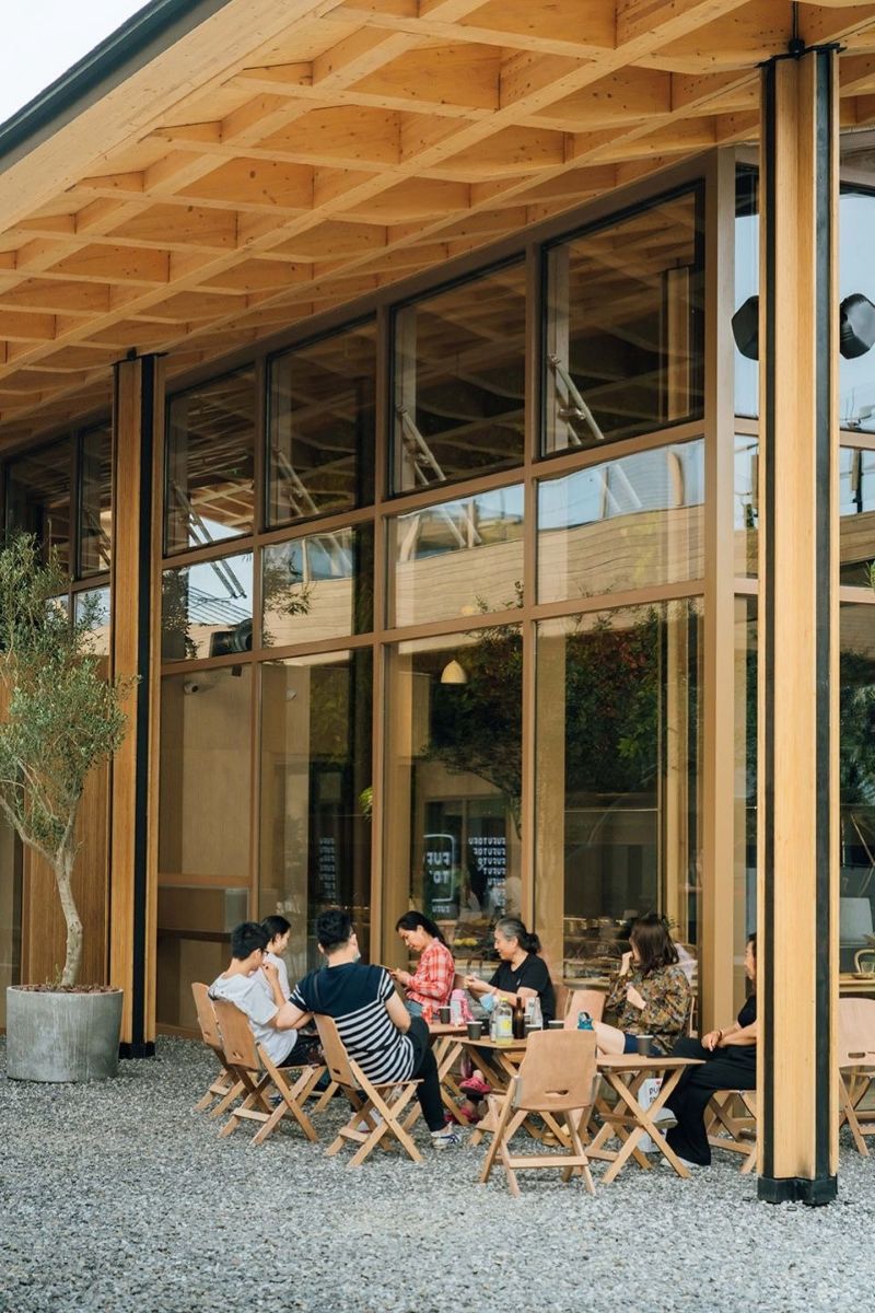 Thiết kế quán cafe khung thép & gỗ dễ dàng kết hợp cây xanh, mang lại không gian thư giãn cho khách hàng  