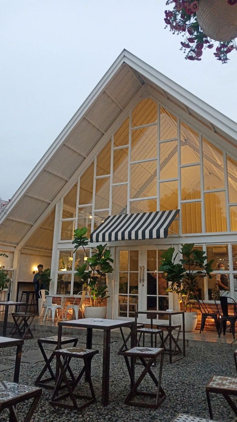 Giải quyết ồn bằng cách sử dụng vật liệu cách âm, trần thạch cao, vách ngăn mềm hoặc cây xanh để hấp thụ âm thanh 