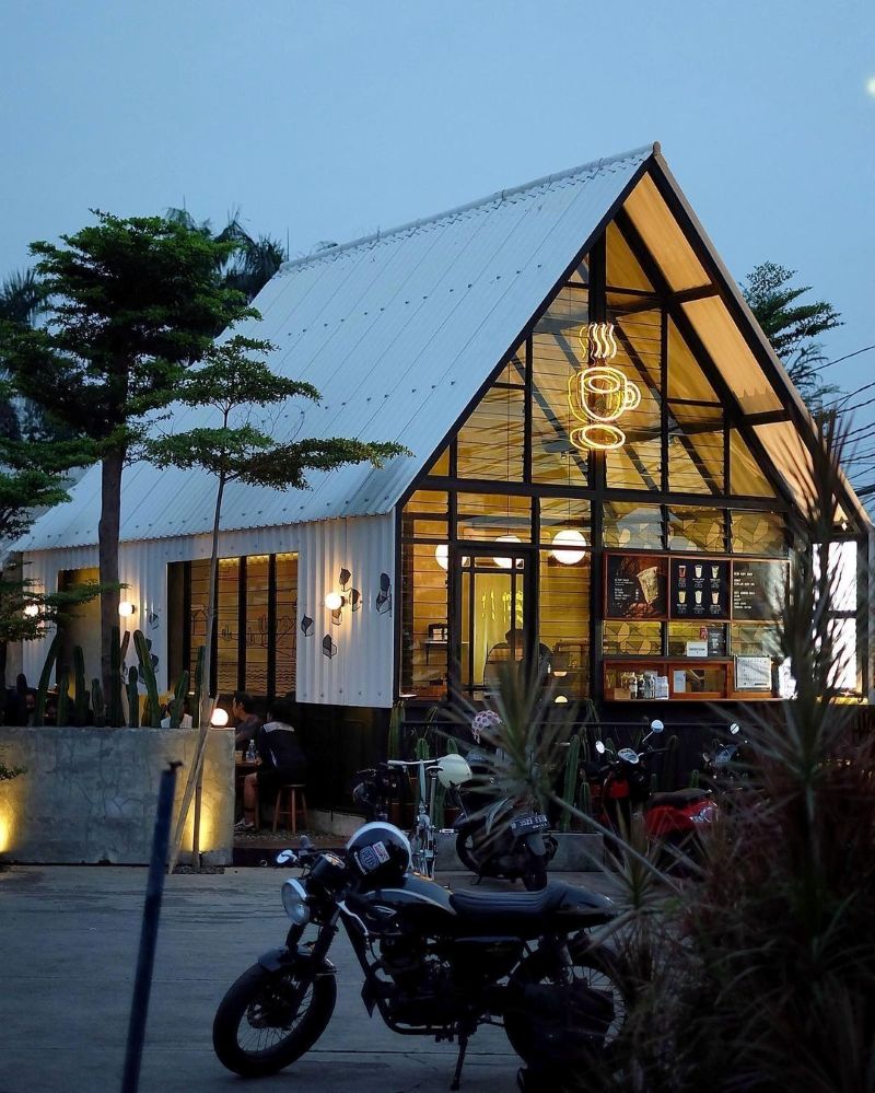 Chủ đầu tư có thể kết hợp cây xanh, vật liệu trang trí mềm mại và ánh sáng ấm để không gian bớt thô cứng