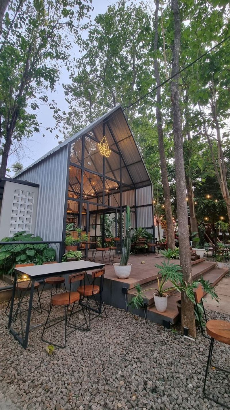 Thiết kế quán cafe khung thép tiền chế kết hợp sân vườn tạo đa dạng trải nghiệm cho khách, từ ngồi trong nhà đến thưởng thức ngoài trời 